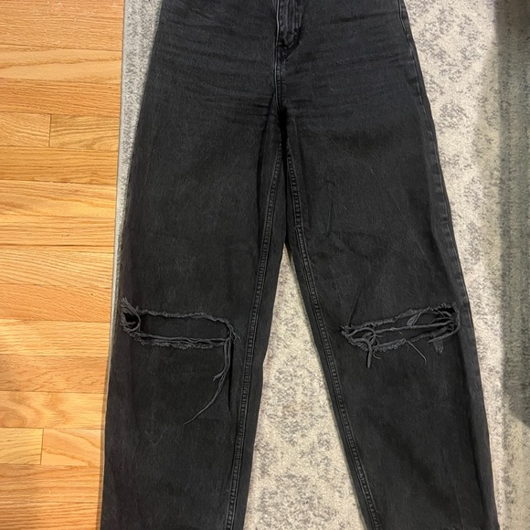 Top shop baggie jeans with rips on knees. Worn 10 times. - Picture 3 of 4